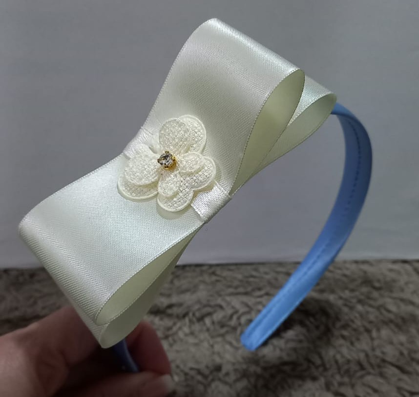 Tiara infantil artesanal con maxi lazo satinado y flor delicada