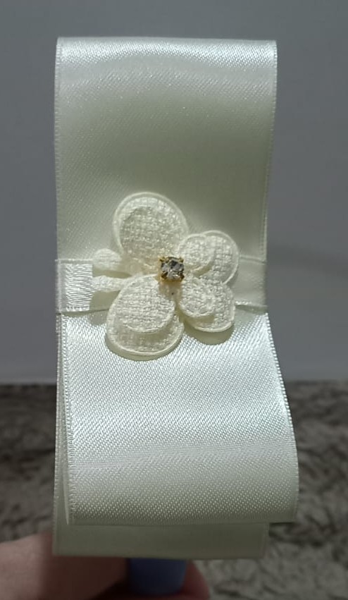 Tiara infantil artesanal con maxi lazo satinado y flor delicada 2
