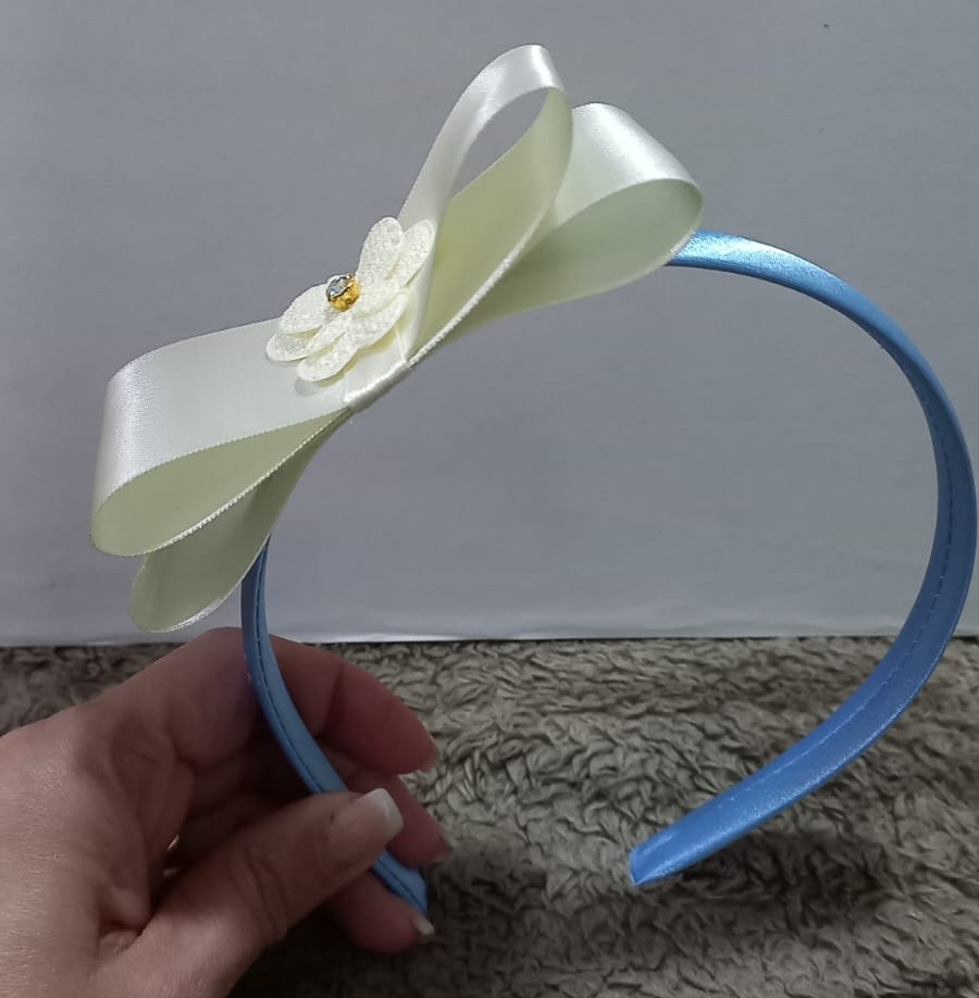 Tiara infantil artesanal con maxi lazo satinado y flor delicada 3