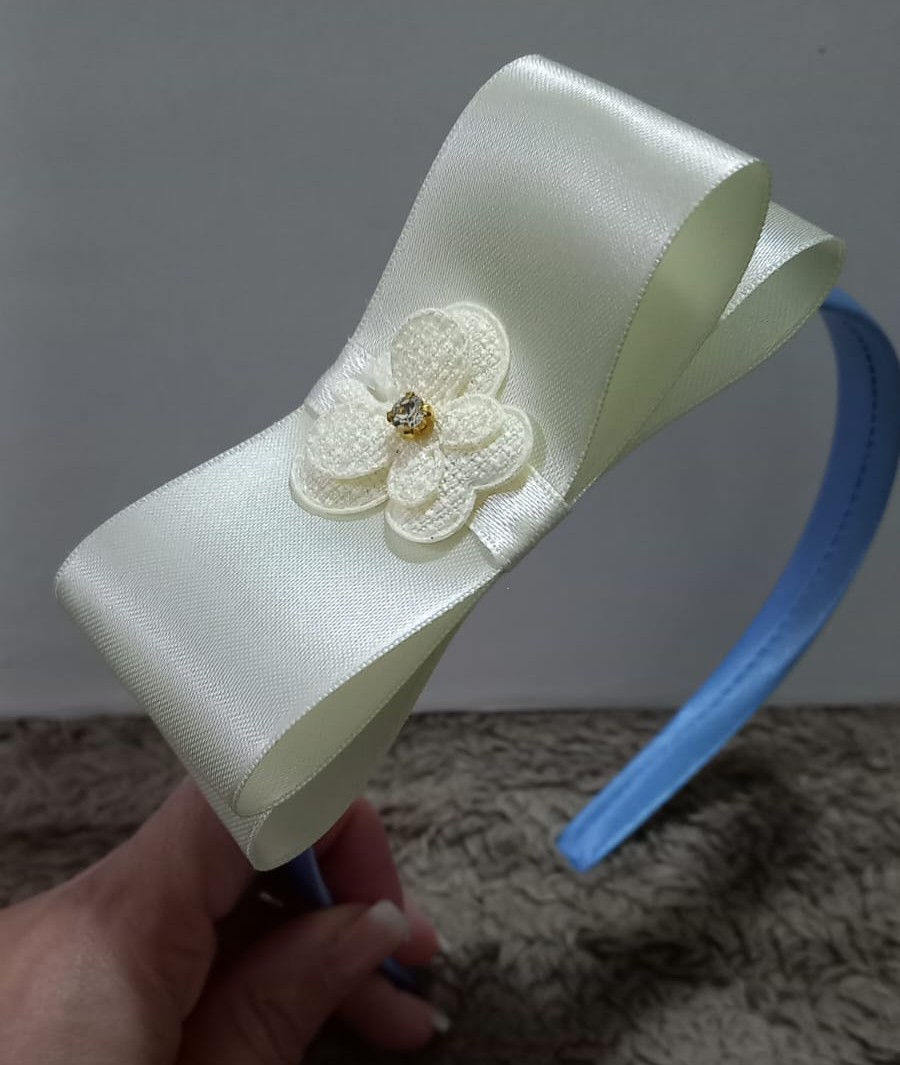 Tiara infantil artesanal con maxi lazo satinado y flor delicada 4
