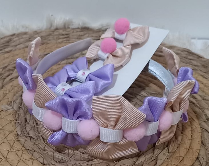 Tiara artesanal infantil con lazos y pompones 3
