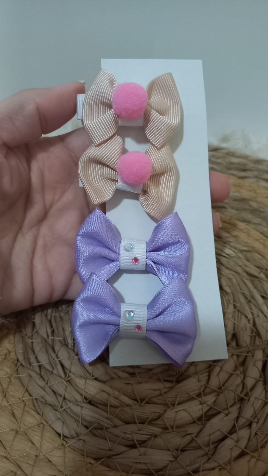 Tiara artesanal infantil con lazos y pompones 4