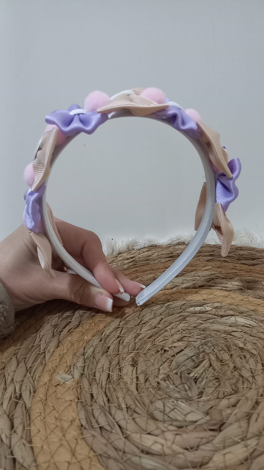 Tiara artesanal infantil con lazos y pompones 5