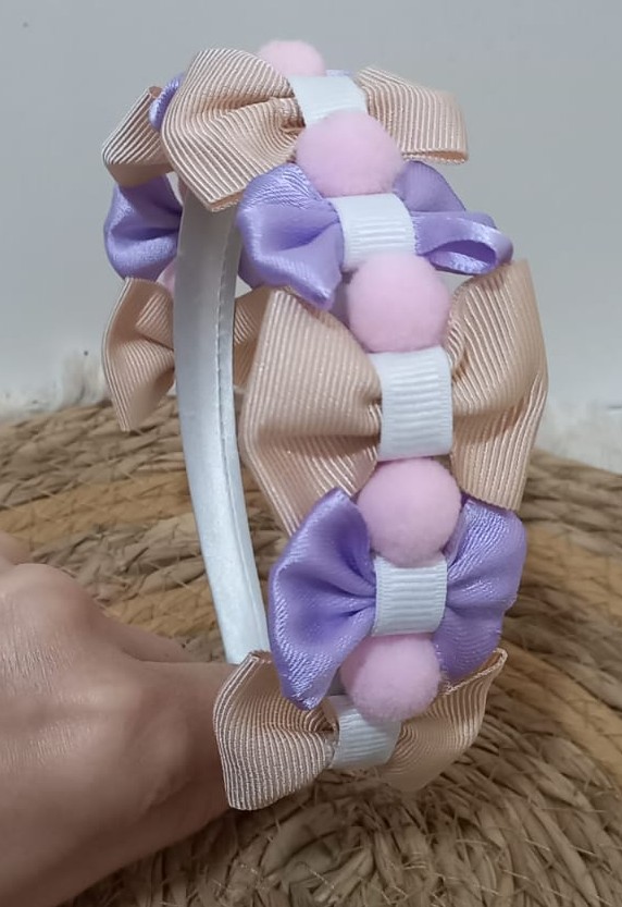 Tiara artesanal infantil con lazos y pompones 6