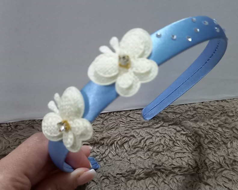 Tiara infantil artesanal con flores y strass