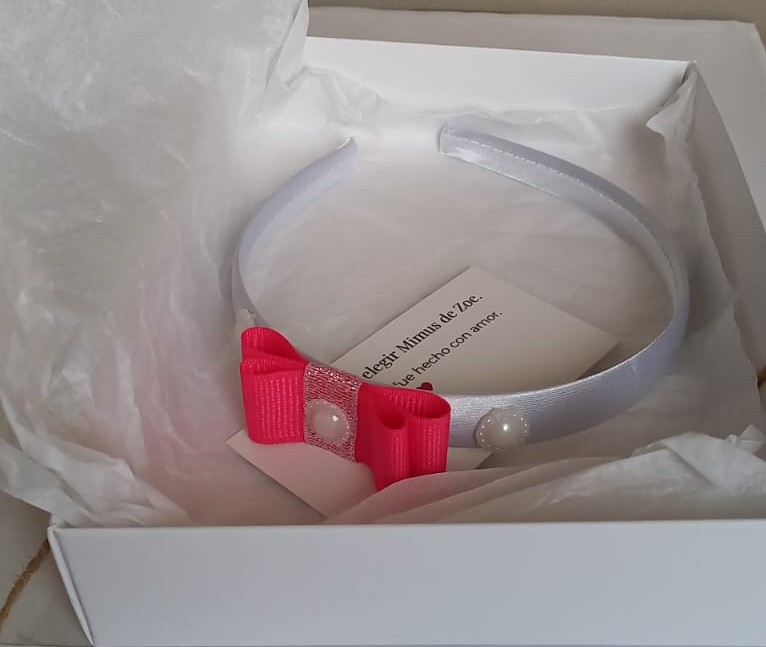 Tiara Blanca con Lazo Rosa y Perlas