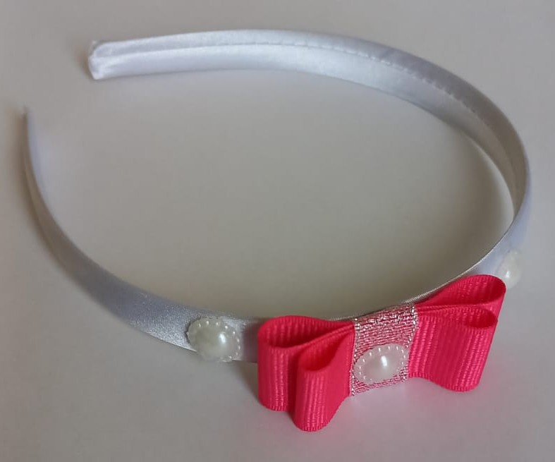 Tiara Blanca con Lazo Rosa y Perlas 2