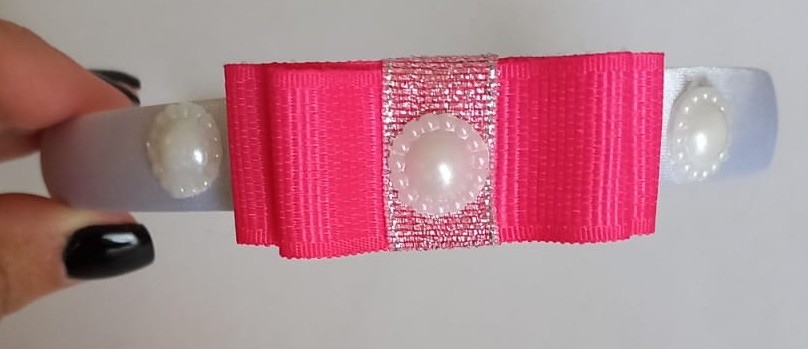 Tiara Blanca con Lazo Rosa y Perlas 3