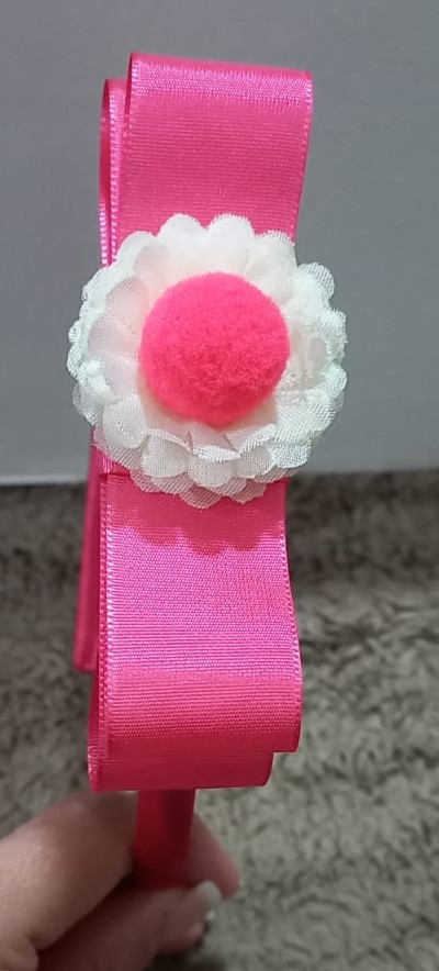 Tiara infantil artesanal con pompón y flores 2