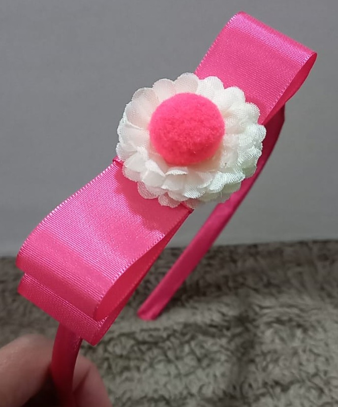 Tiara infantil artesanal con pompón y flores 3