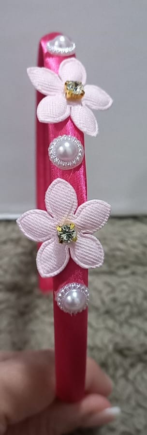 Tiara infantil artesanal floral con perlas 2